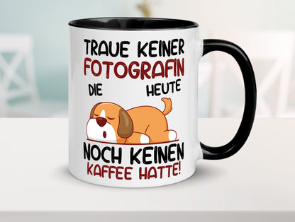 Traue keiner Fotografin | Fotografie | Kamera Tasse Weiß - Schwarz - Kaffeetasse / Geschenk / Familie