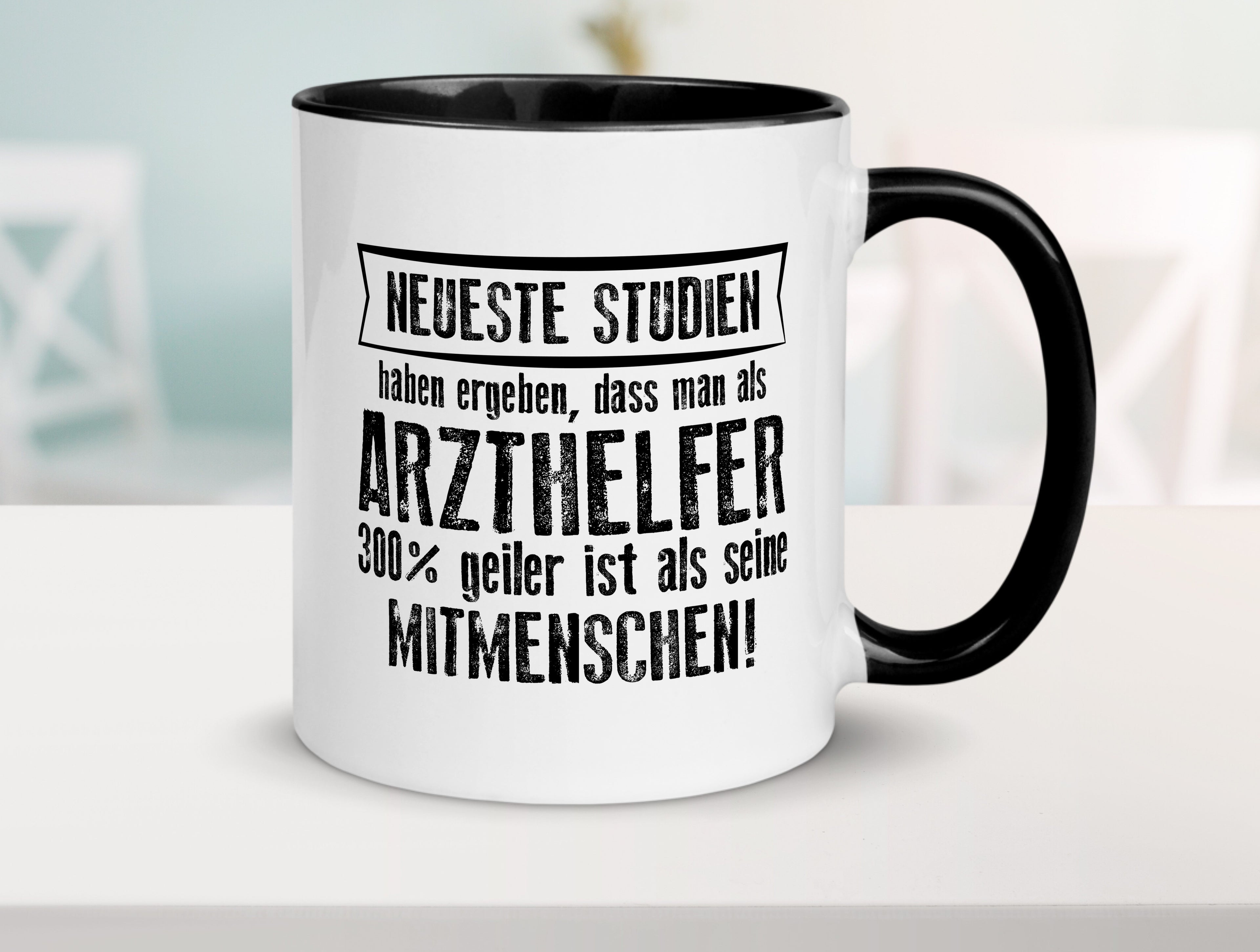 Neuste Studien: Arzthelfer | Fachangestellter Medizin Tasse Weiß - Schwarz - Kaffeetasse / Geschenk / Familie