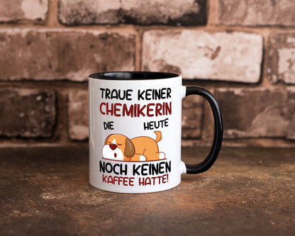 Traue keiner Chemikerin | Chemie | Labor | Wissenschaft Tasse Weiß - Schwarz - Kaffeetasse / Geschenk / Familie