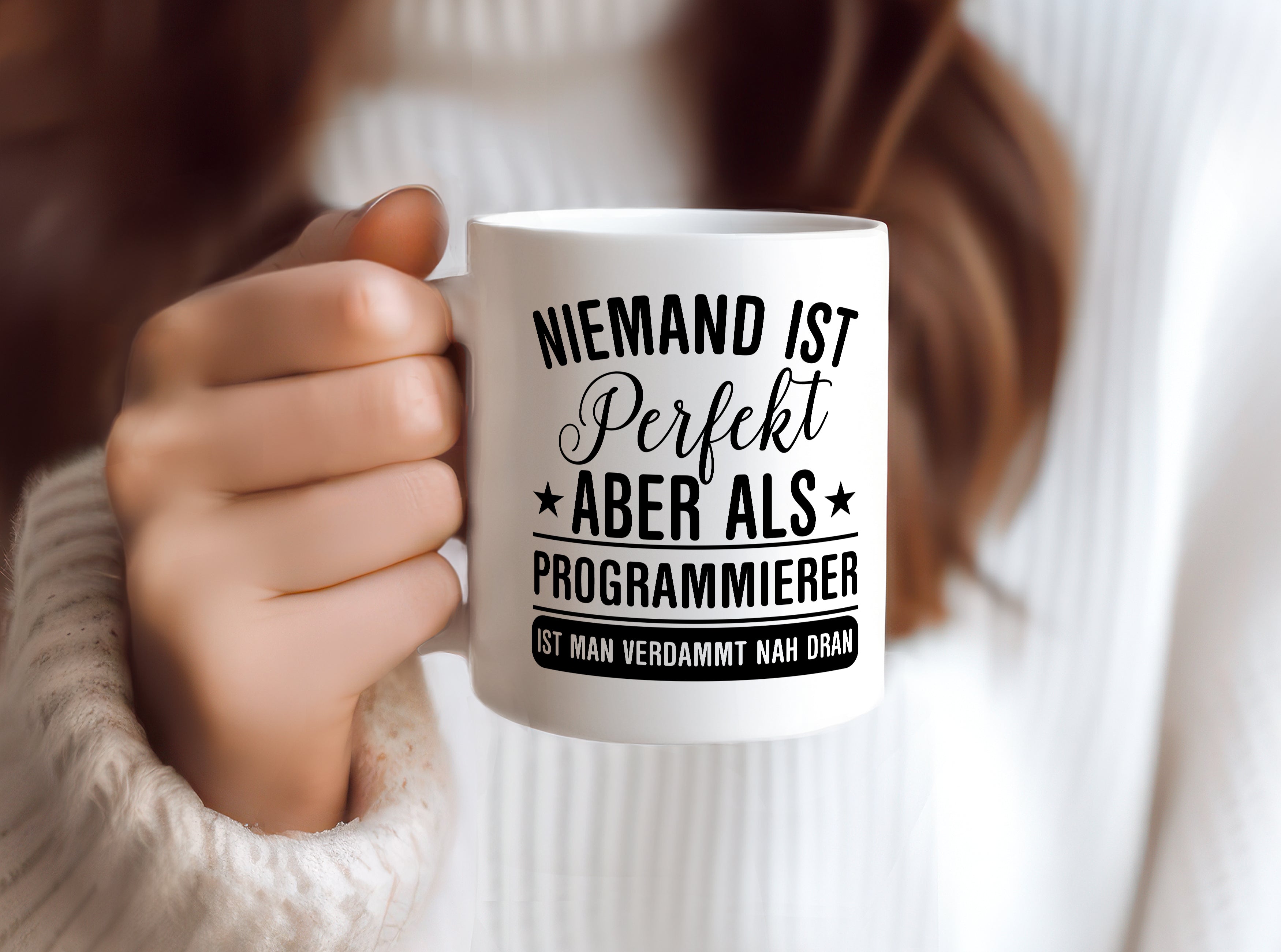 Verdammt nah dran: Programmierer | Software Entwickler - Tasse Weiß - Kaffeetasse / Geschenk / Familie