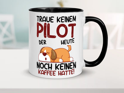 Traue keinem Pilot | Flugzeug | Piloten Tasse Weiß - Schwarz - Kaffeetasse / Geschenk / Familie