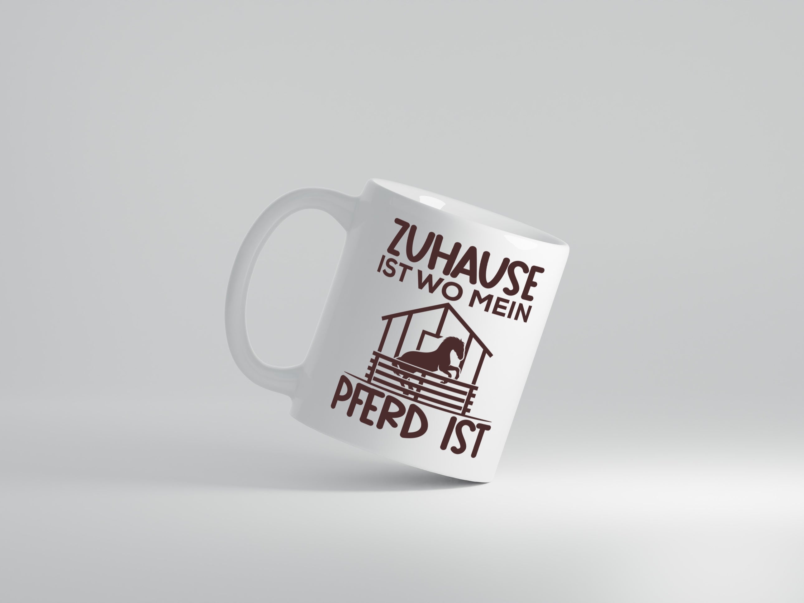 Zuhause mit Pferd | Reiterin Tasse | Pferdebesitzerin - Tasse Weiß - Kaffeetasse / Geschenk / Familie