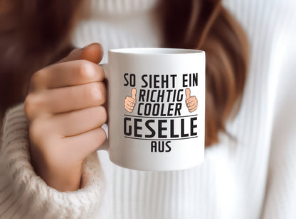 Richtig Cooler Geselle | Handwerker - Tasse Weiß - Kaffeetasse / Geschenk / Familie