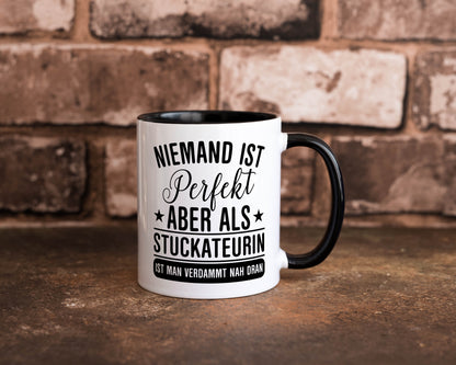 Verdammt nah dran: Stuckateurin | Innenausbau Tasse Weiß - Schwarz - Kaffeetasse / Geschenk / Familie