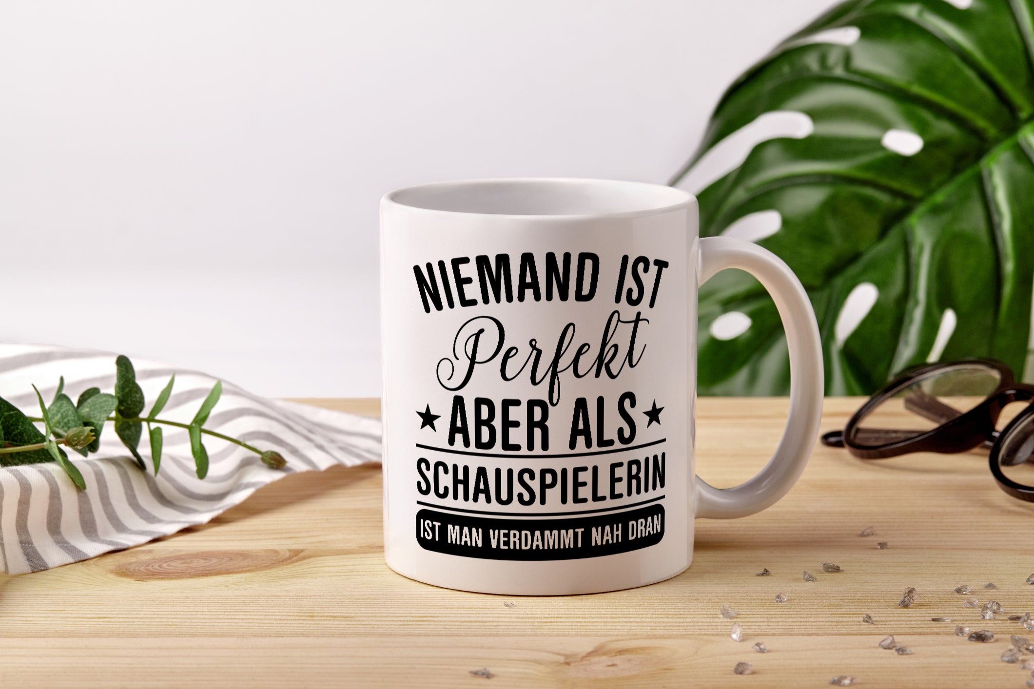 Verdammt nah dran: Schauspielerin | Theater - Tasse Weiß - Kaffeetasse / Geschenk / Familie