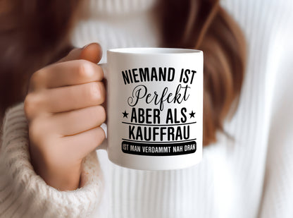 Verdammt nah dran: Kauffrau | Kauffrauen - Tasse Weiß - Kaffeetasse / Geschenk / Familie