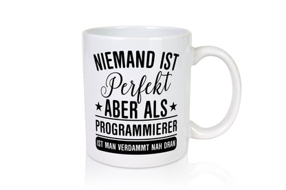 Verdammt nah dran: Programmierer | Software Entwickler - Tasse Weiß - Kaffeetasse / Geschenk / Familie