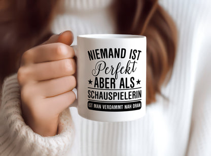 Verdammt nah dran: Schauspielerin | Theater - Tasse Weiß - Kaffeetasse / Geschenk / Familie