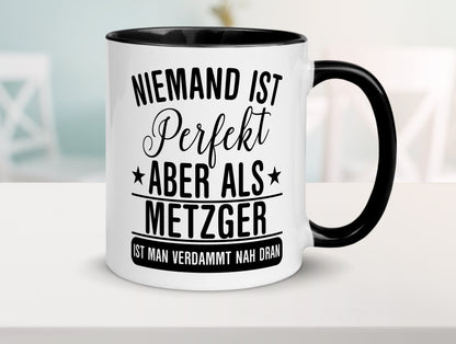 Verdammt nah dran: Metzger | Fleischer | Metzgerei Tasse Weiß - Schwarz - Kaffeetasse / Geschenk / Familie