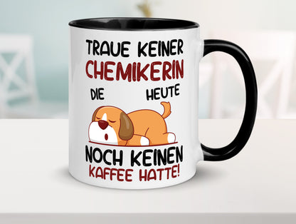 Traue keiner Chemikerin | Chemie | Labor | Wissenschaft Tasse Weiß - Schwarz - Kaffeetasse / Geschenk / Familie