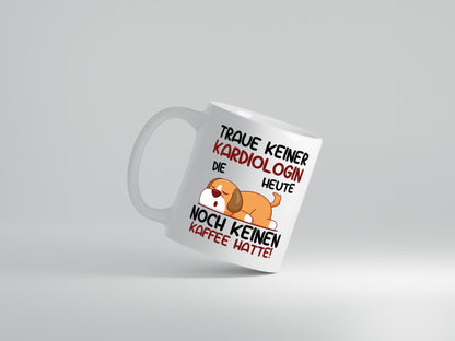 Traue keiner Kardiologin | Kardiologie - Tasse Weiß - Kaffeetasse / Geschenk / Familie