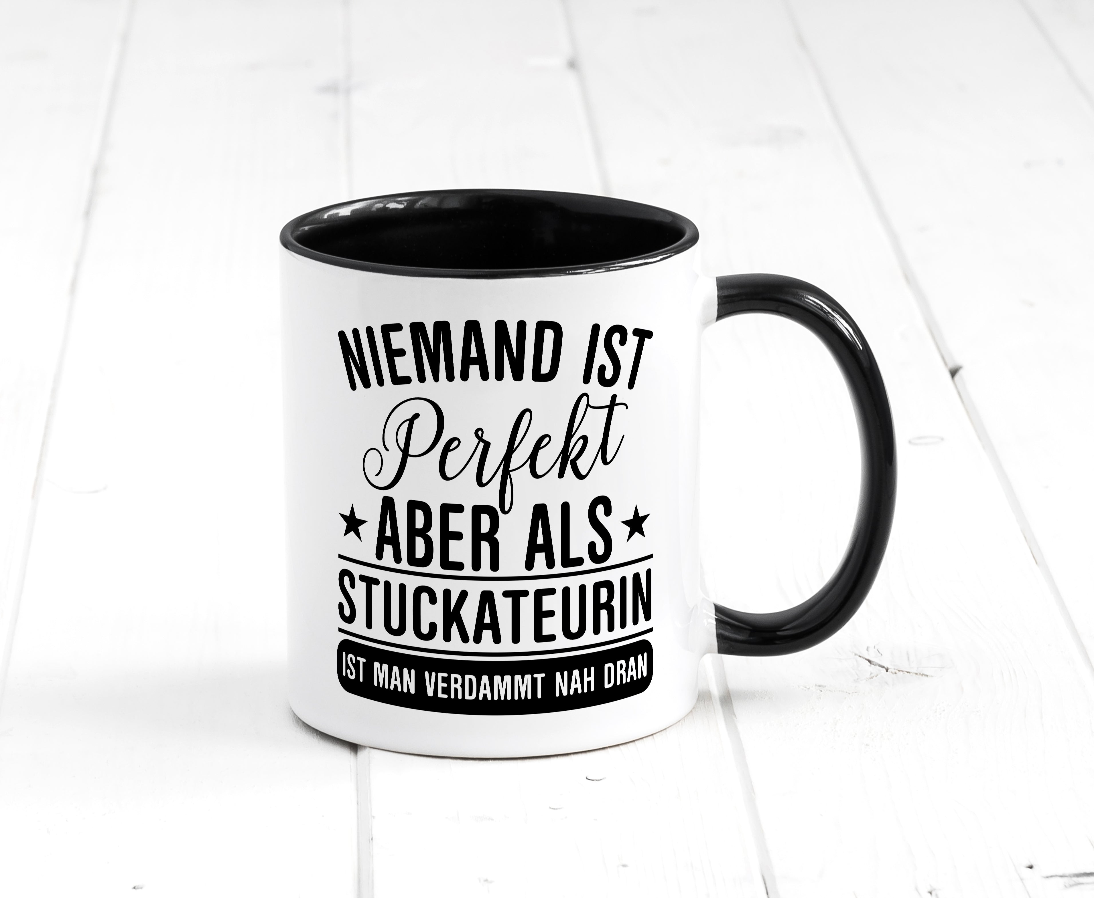 Verdammt nah dran: Stuckateurin | Innenausbau Tasse Weiß - Schwarz - Kaffeetasse / Geschenk / Familie