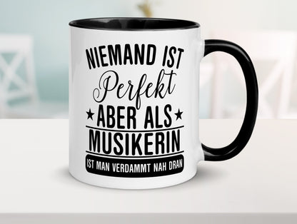 Verdammt nah dran: Musikerin | Musik | Musikantin Tasse Weiß - Schwarz - Kaffeetasse / Geschenk / Familie
