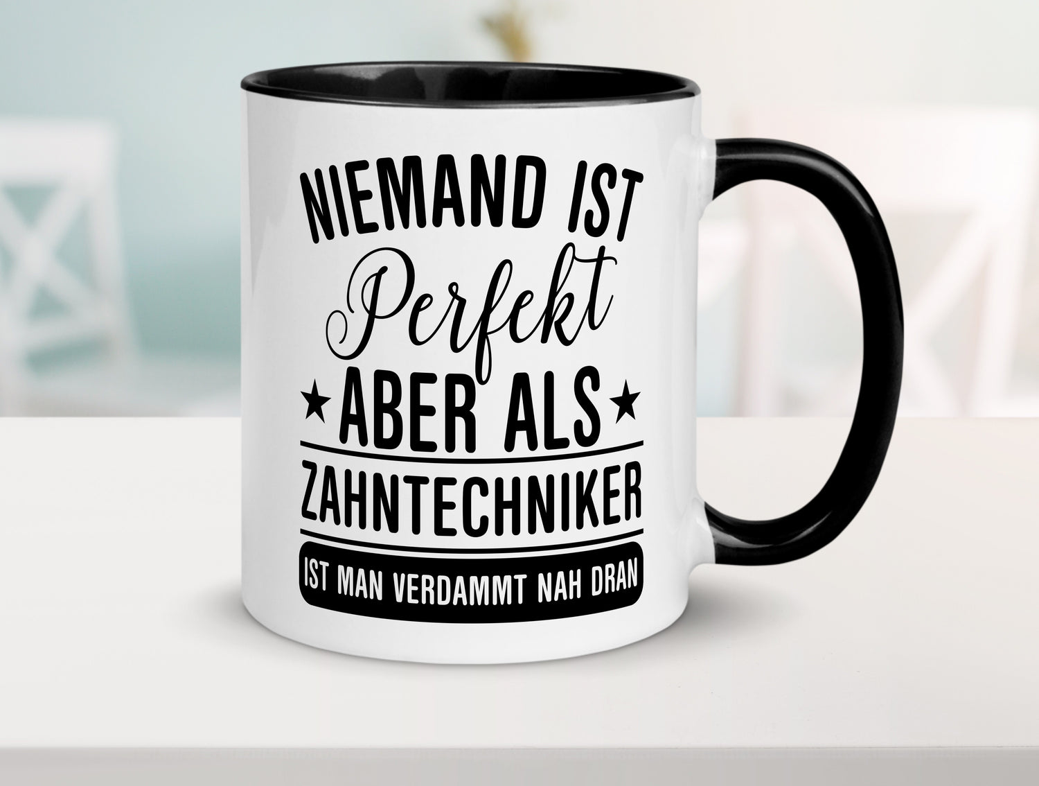 Verdammt nah dran: Zahntechniker | Zahnmedizin Tasse Weiß - Schwarz - Kaffeetasse / Geschenk / Familie