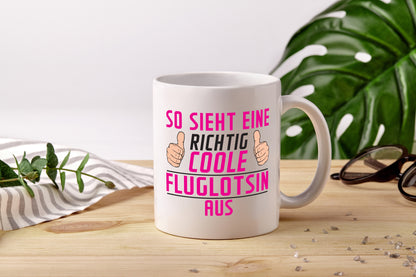 Richtig Coole Fluglotsin | Flughafen | Flugverkehr - Tasse Weiß - Kaffeetasse / Geschenk / Familie