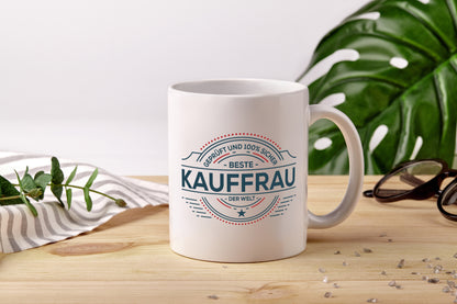 Geprüft und sicher: Kauffrau | Kauffrauen - Tasse Weiß - Kaffeetasse / Geschenk / Familie