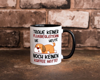 Traue keiner Flugbegleiterin | Stewardess | Flughafen Tasse Weiß - Schwarz - Kaffeetasse / Geschenk / Familie