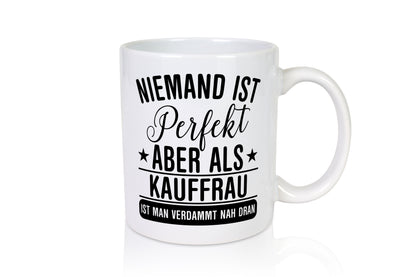 Verdammt nah dran: Kauffrau | Kauffrauen - Tasse Weiß - Kaffeetasse / Geschenk / Familie