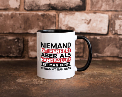 Perfekter Handballer | Handball Tasse | Ballsport Tasse Weiß - Schwarz - Kaffeetasse / Geschenk / Familie