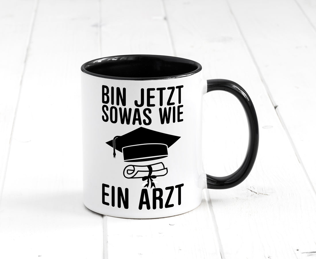 Sowas wie ein Arzt | Promotion | Abschluss | Doktortitel Tasse Weiß - Schwarz - Kaffeetasse / Geschenk / Familie