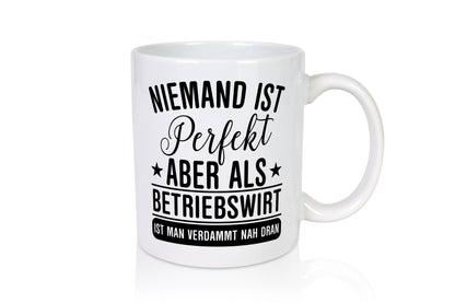 Verdammt nah dran: Betriebswirt | Betriebswirtschaft - Tasse Weiß - Kaffeetasse / Geschenk / Familie