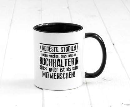 Neuste Studien: Buchhalterin | Buchhaltung Humor Tasse Weiß - Schwarz - Kaffeetasse / Geschenk / Familie