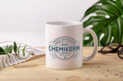 Geprüft und sicher: Chemikerin | Chemie | Labor - Tasse Weiß - Kaffeetasse / Geschenk / Familie