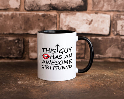 This Guy has an awesome Girlfriend Tasse Weiß - Schwarz - Kaffeetasse / Geschenk / Familie