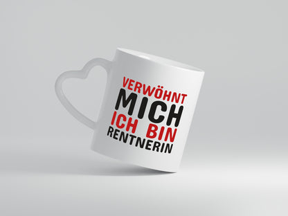 Verwöhnt mich | Rentnerin Tasse | Statement | Ruhestand - Herzhenkel Tasse - Kaffeetasse / Geschenk / Familie