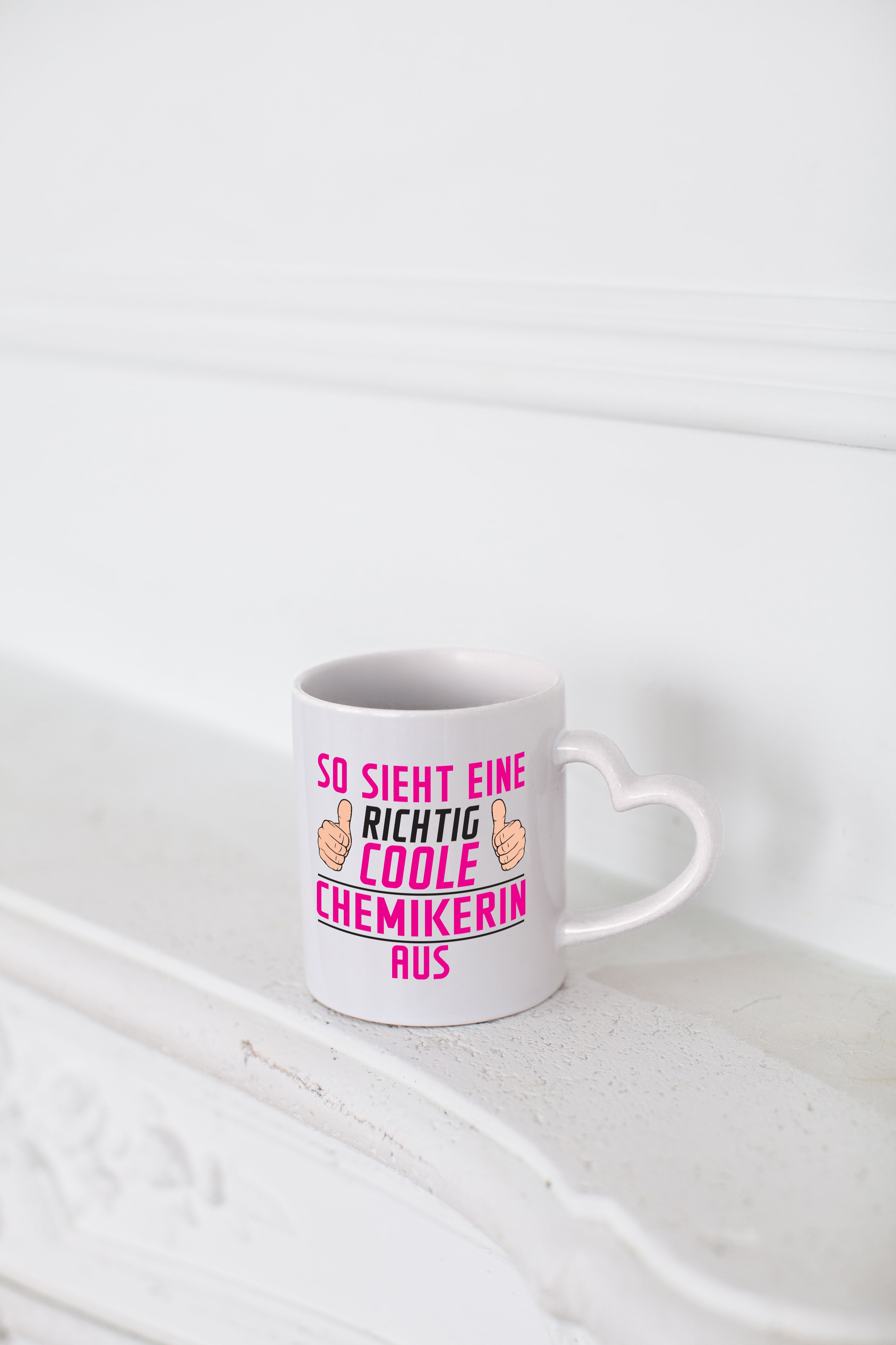 Richtig Coole Chemikerin | Chemie | Labor | Wissenschaft - Herzhenkel Tasse - Kaffeetasse / Geschenk / Familie