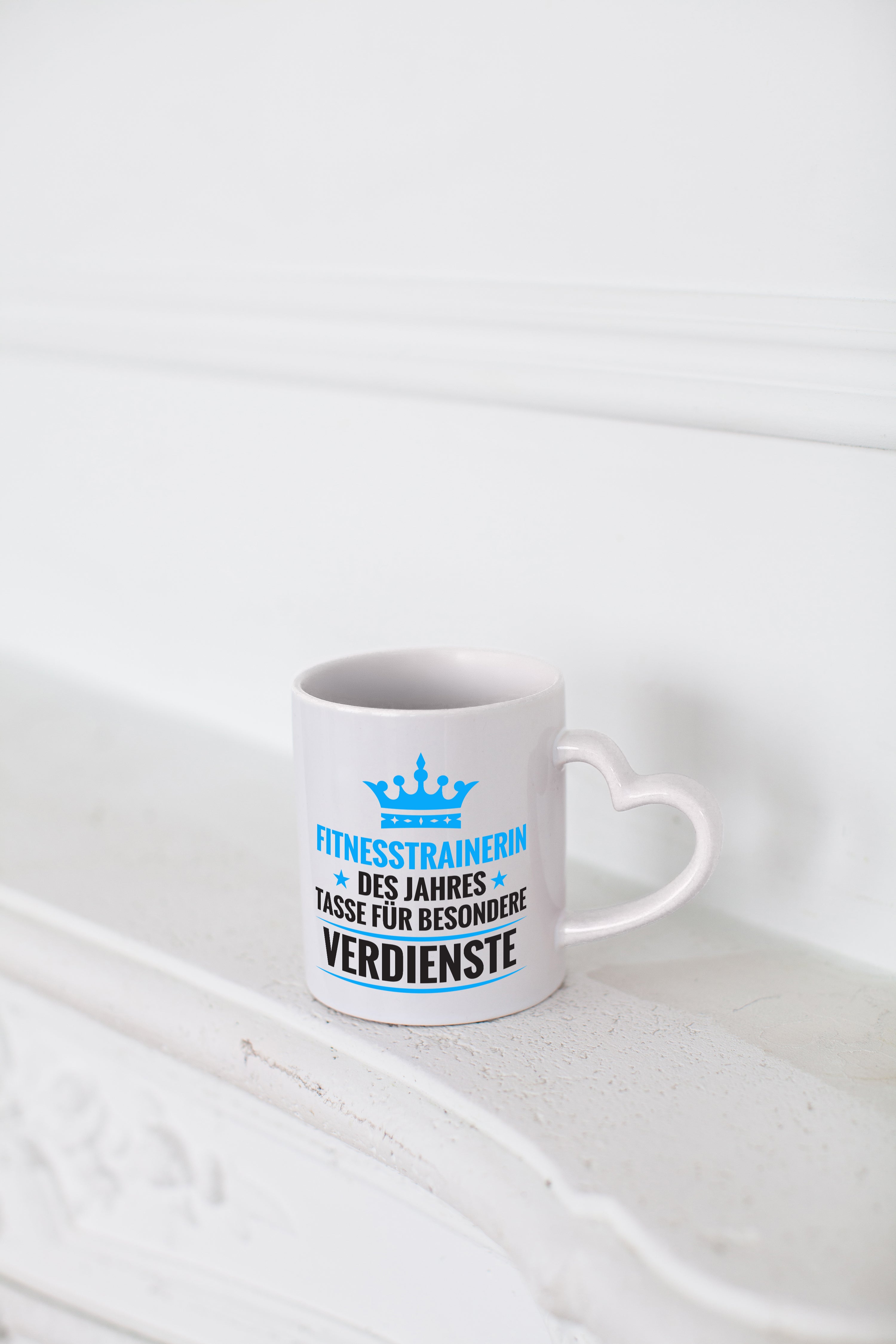 Besonderer Verdienst: Fitnesstrainerin | Trainerin | Sport - Herzhenkel Tasse - Kaffeetasse / Geschenk / Familie