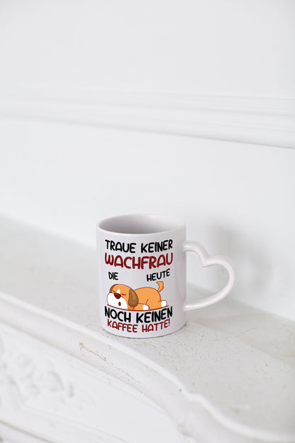 Traue keiner Wachfrau | Wachpersonal | Nachtwächter - Herzhenkel Tasse - Kaffeetasse / Geschenk / Familie