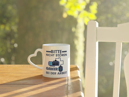 Gamer bei der Arbeit | Gaming Tasse | Teenager Spruch - Herzhenkel Tasse - Kaffeetasse / Geschenk / Familie