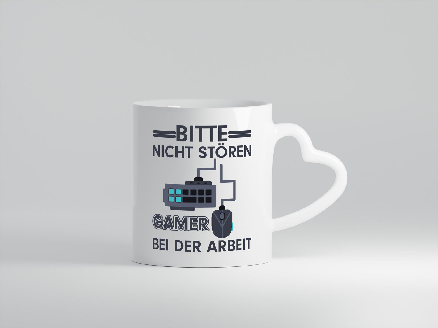 Gamer bei der Arbeit | Gaming Tasse | Teenager Spruch - Herzhenkel Tasse - Kaffeetasse / Geschenk / Familie