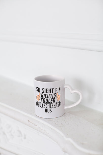 Richtig Cooler Deutschlehrer | Lehrer | Schule - Herzhenkel Tasse - Kaffeetasse / Geschenk / Familie