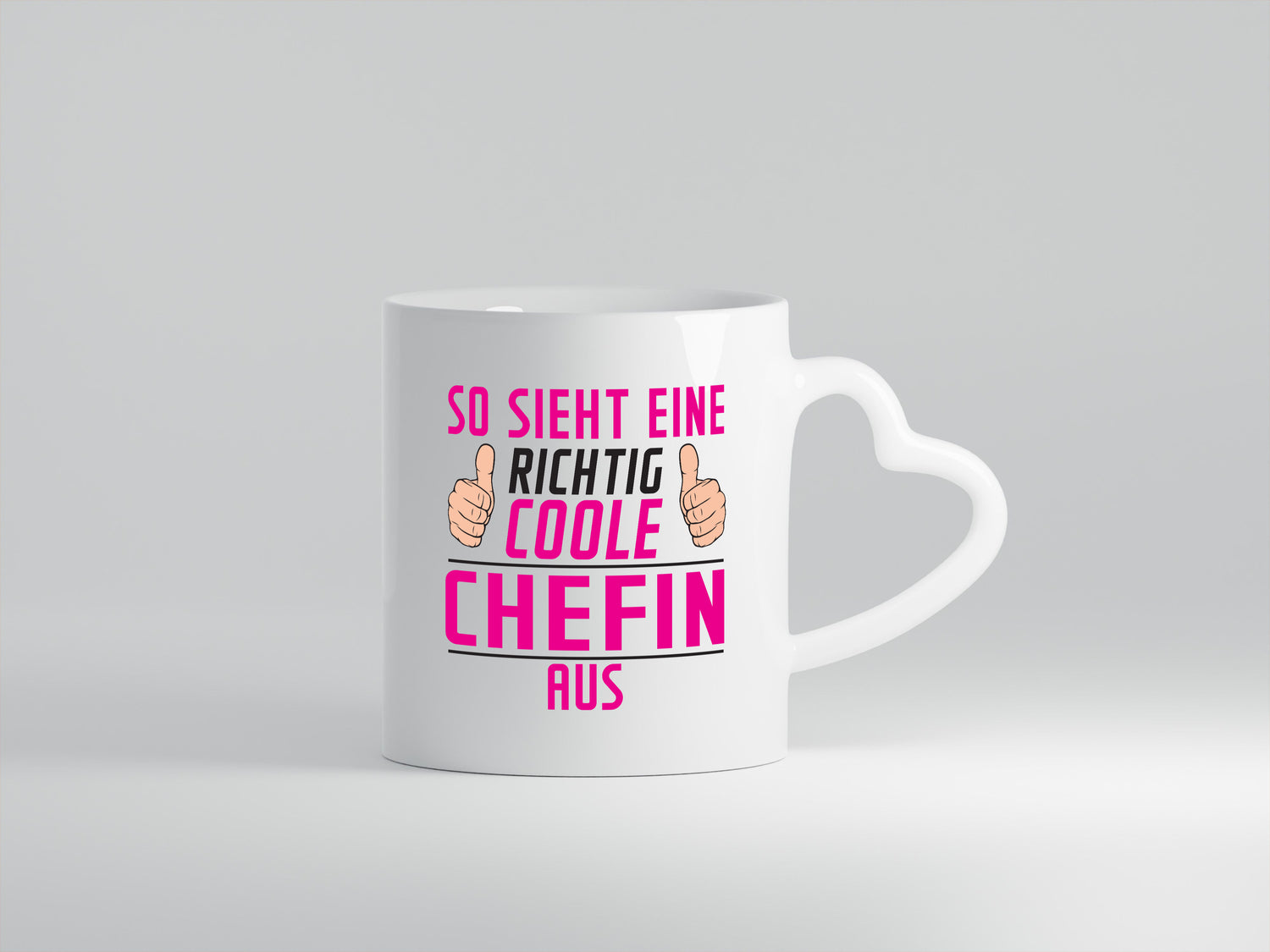 Richtig Coole Chefin | Führungskraft | Vorgesetzte - Herzhenkel Tasse - Kaffeetasse / Geschenk / Familie