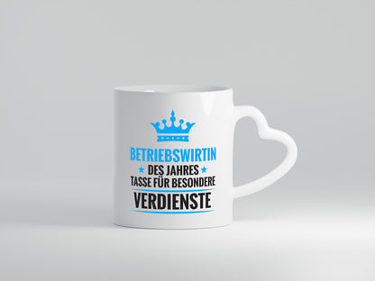 Besonderer Verdienst: Betriebswirtin | Betriebswirtschaft - Herzhenkel Tasse - Kaffeetasse / Geschenk / Familie