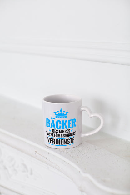 Besonderer Verdienst: Bäcker | Bäckerei | Backen | Konditor - Herzhenkel Tasse - Kaffeetasse / Geschenk / Familie