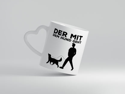 Der mit dem Hund | Hundebesitzer Tasse | Spaziergang - Herzhenkel Tasse - Kaffeetasse / Geschenk / Familie