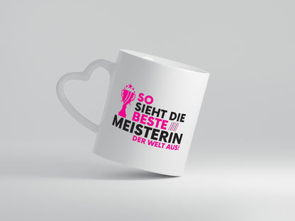 Die Weltbeste Meisterin | Meisterbrief - Herzhenkel Tasse - Kaffeetasse / Geschenk / Familie