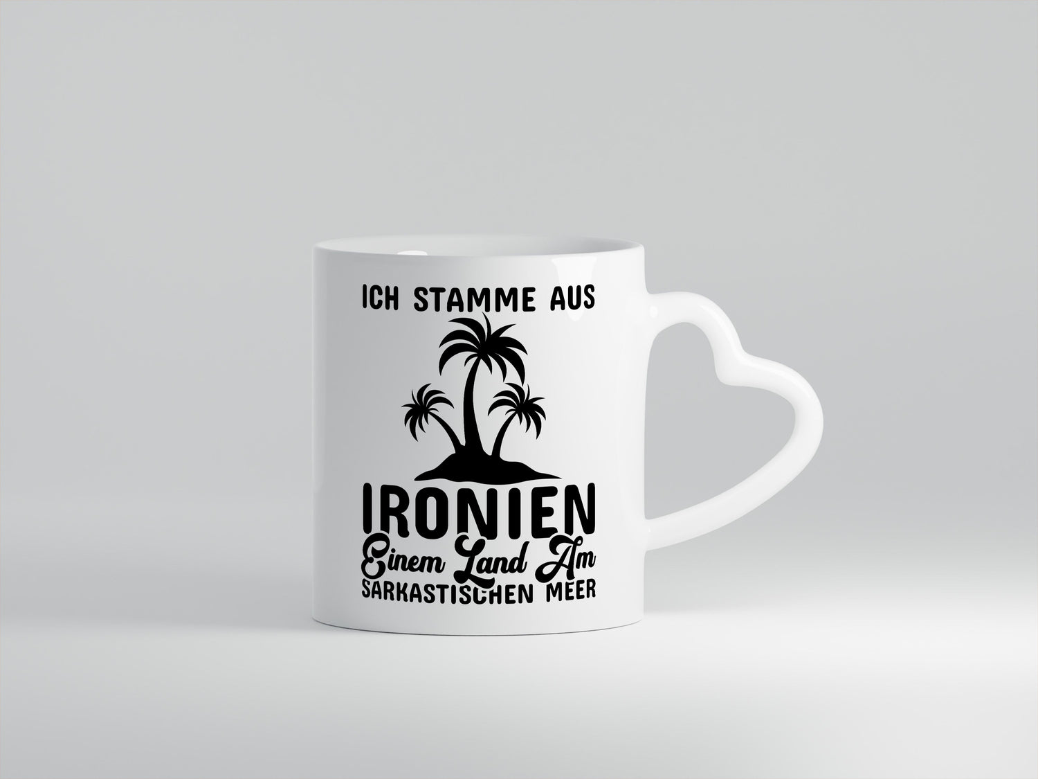 Ich stamme aus Ironien - Herzhenkel Tasse - Kaffeetasse / Geschenk / Familie