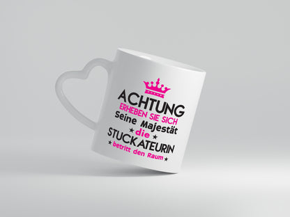 Seine Majestät Stuckateurin | Innenausbau - Herzhenkel Tasse - Kaffeetasse / Geschenk / Familie