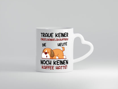 Traue keiner Einzelhandelskauffrau | Einzelhandel - Herzhenkel Tasse - Kaffeetasse / Geschenk / Familie