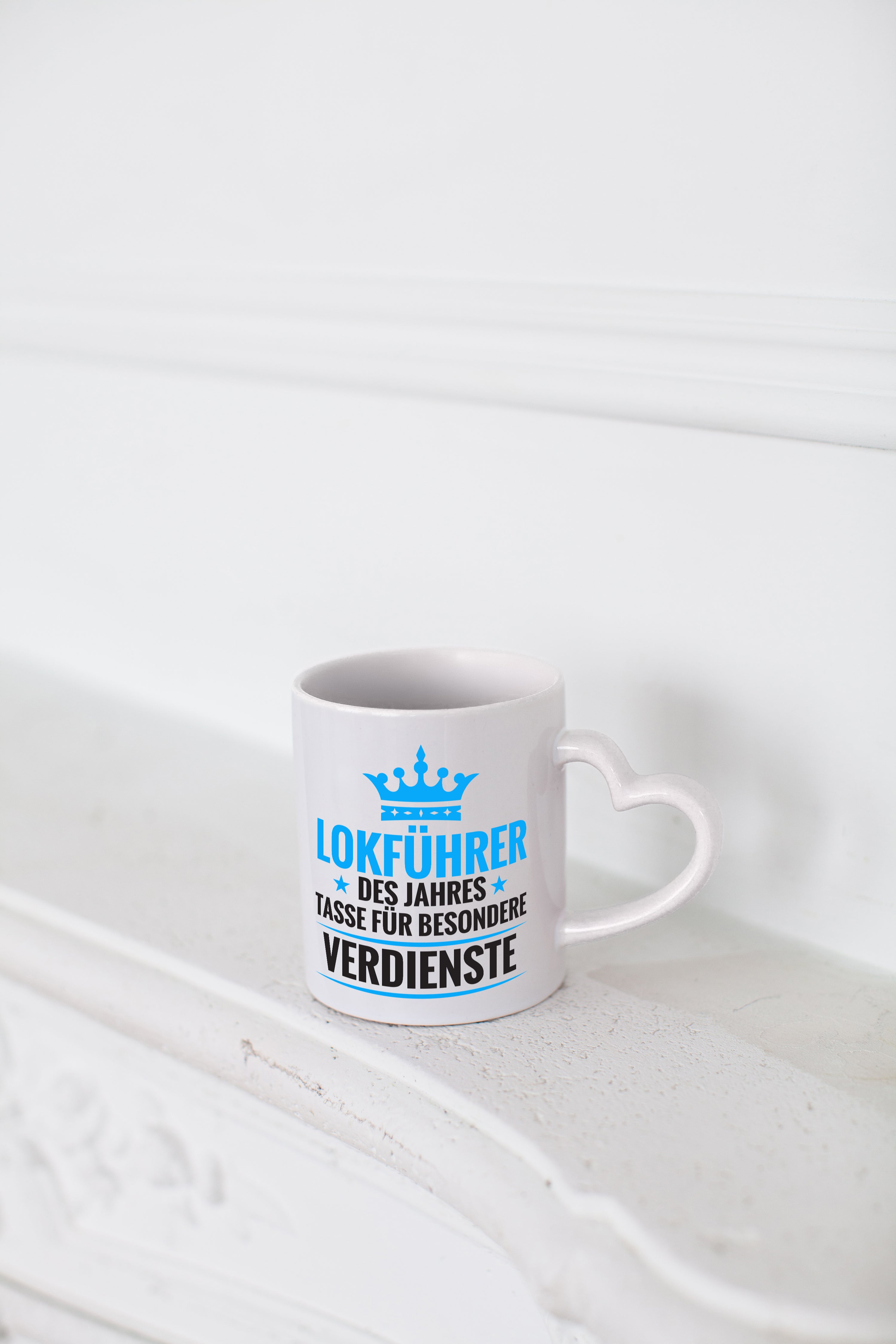 Besonderer Verdienst: Lokführer | Zug | Beruf - Herzhenkel Tasse - Kaffeetasse / Geschenk / Familie