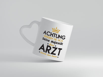 Seine Majestät Arzt | Medizin | Doktor | Facharzt - Herzhenkel Tasse - Kaffeetasse / Geschenk / Familie