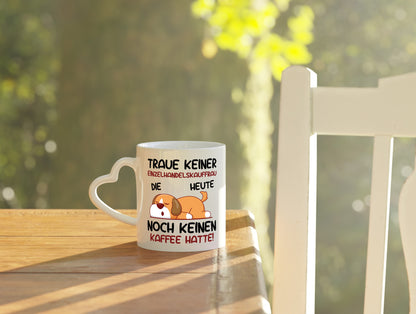 Traue keiner Einzelhandelskauffrau | Einzelhandel - Herzhenkel Tasse - Kaffeetasse / Geschenk / Familie