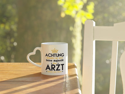 Seine Majestät Arzt | Medizin | Doktor | Facharzt - Herzhenkel Tasse - Kaffeetasse / Geschenk / Familie