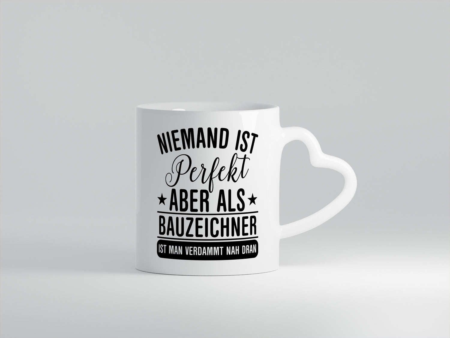 Verdammt nah dran: Bauzeichner | Zeichner - Herzhenkel Tasse - Kaffeetasse / Geschenk / Familie