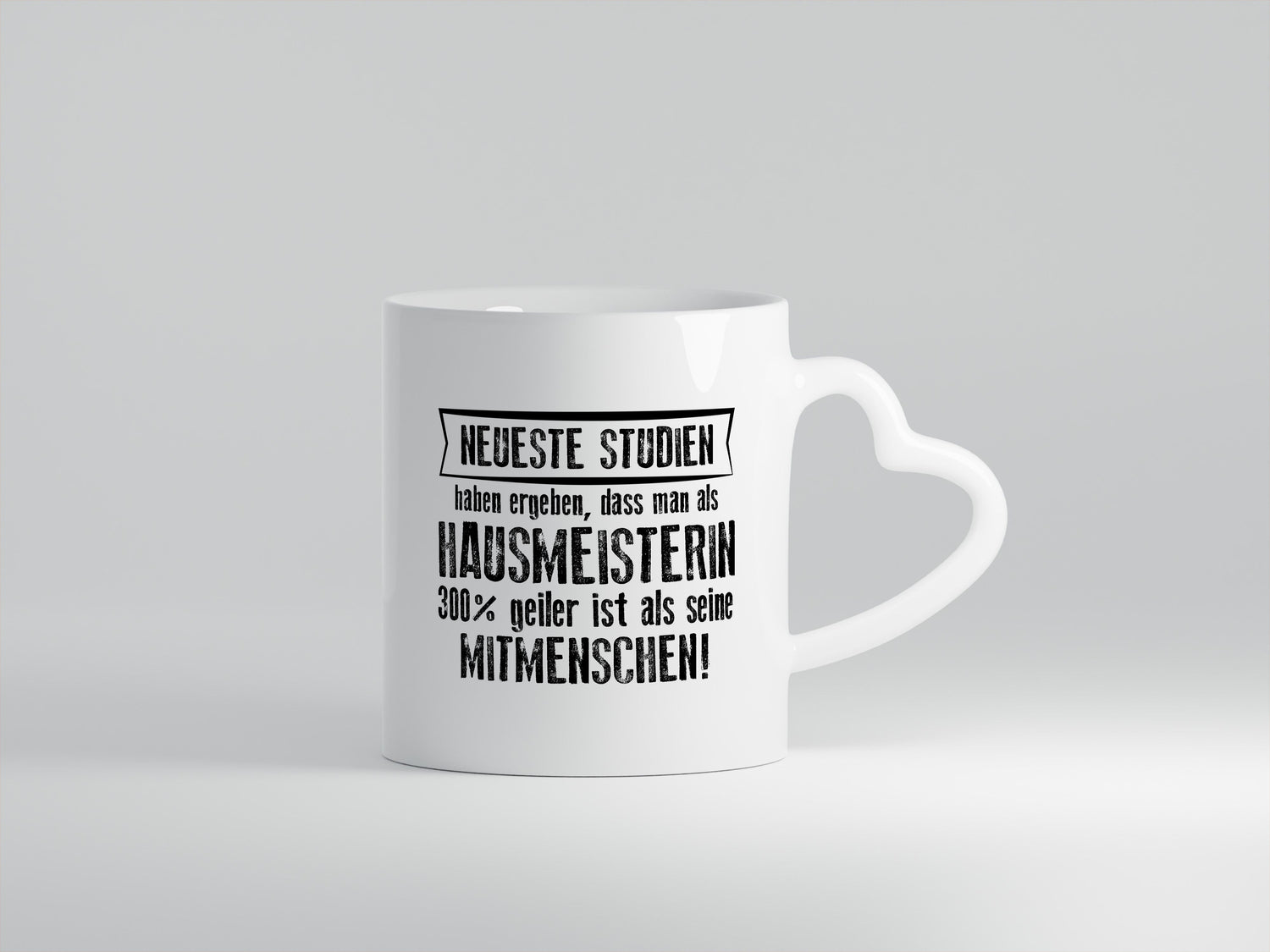 Neuste Studien: Hausmeisterin | Hauswart - Herzhenkel Tasse - Kaffeetasse / Geschenk / Familie
