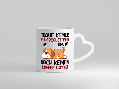 Traue keiner Flugbegleiterin | Stewardess | Flughafen - Herzhenkel Tasse - Kaffeetasse / Geschenk / Familie